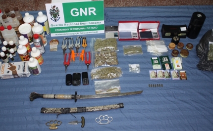 Buscas domiciliárias a traficantes detidos em Loulé resultam em apreensão de várias armas e  diverso material estupefaciente