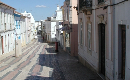 Poesia saúda Outono nas montras da cidade de Lagos 