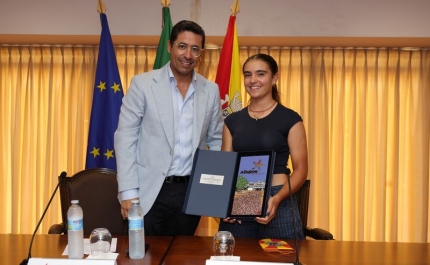 LÚCIA MARTINS, BICAMPEÃ NACIONAL, RECEBIDA PELO PRESIDENTE DA CÂMARA MUNICIPAL DE ALBUFEIRA