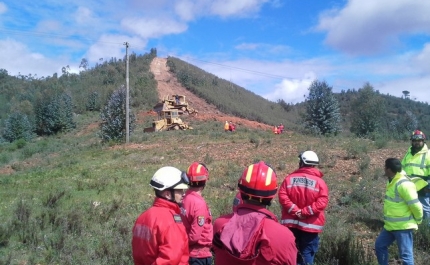 CDOS PROMOVEU TREINO OPERACIONAL COM MÁQUINAS DE RASTOS NO COMBATE A INCÊNDIOS FLORESTAIS EM SILVES
