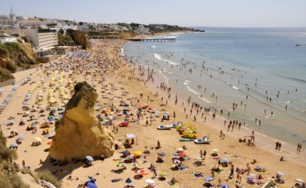 Férias dos portugueses: baratas e com poucos dias