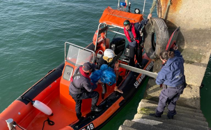 Praticante de kitesurf resgatado ao largo da praia de Vilamoura 