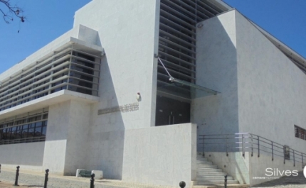 BIBLIOTECA MUNICIPAL DE SILVES RECEBE HELENA TAPADINHAS COM TERTÚLIA «ALFAIATE»