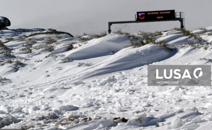 Mau tempo: Neve corta estradas na Serra da Estrela