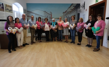 MUNICÍPIO DE SÃO BRÁS DE ALPORTEL ENTREGOU 50 ALMOFADAS CORAÇÃO À ASSOCIAÇÃO ONCOLÓGICA DO ALGARVE