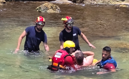Tripulantes da Estação Salva-vidas auxiliam homem após queda de arriba em Portimão