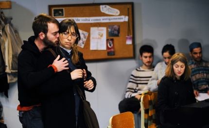 Dia Mundial do Teatro | Companhia Artistas Unidos apresenta Peça «Os Acontecimentos» no Cine-Teatro Louletano com o convidado Coral Ossónoba
