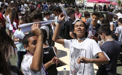 Alunos de Loulé e Quarteira fizeram milhares de aviões de papel para entrarem no Guiness
