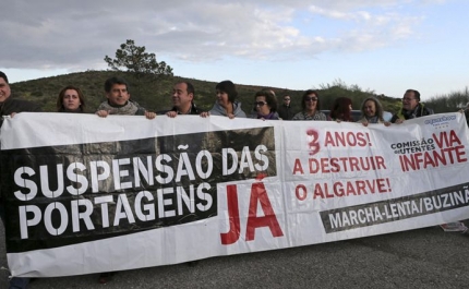 Meia centena de veículos protestam contra portagens na A22 na ponte sobre Guadiana