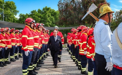 CINQUENTENÁRIO DO 25 DE ABRIL EM ALBUFEIRA JUNTOU CRAVOS E APLAUSOS 