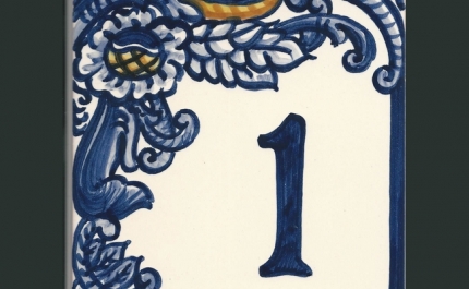 AZULEJOS TRADICIONAIS NA ZONA ANTIGA DA CIDADE PARA NÚMEROS DE POLÍCIA