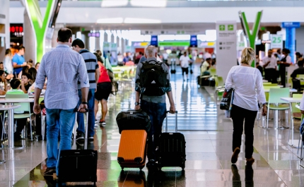 Turismo do Algarve tenta captar novos visitantes e oferece kit de máscaras de proteção