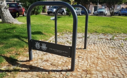 UNIÃO DAS FREGUESIAS DE FARO IMPLEMENTA NA CIDADE SUPORTES PARA ESTACIONAMENTO DE BICICLETAS E LANÇA AÇÃO DE SENSIBILIZAÇÃO