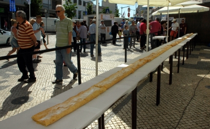 Mega Folhado Solidário angariou cerca de 600 euros e 50kg de roupa e brinquedos