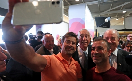 Covid-19: Marcelo de regresso à Ovibeja com beijos e selfies e sem máscaras