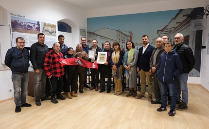 Município entrega louvor à Casa do Benfica de São Brás de Alportel após vitória em torneio mundial de sueca