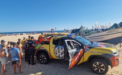 Auxiliado homem em dificuldades na praia de Monte Gordo