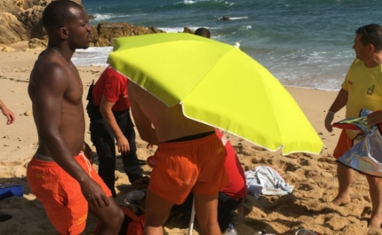 Resgate e assistência a banhista na praia da Balbina