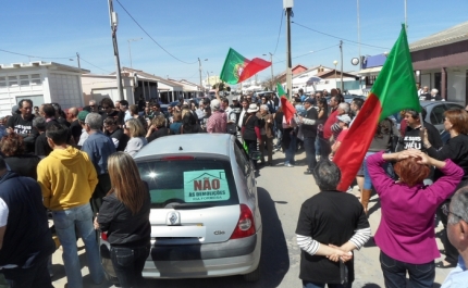 Mais de cem veículos em marcha lenta na EN125 contra demolições na Ria Formosa