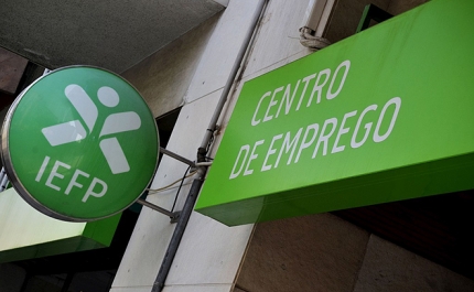 Taxa de desemprego volta a recuar 