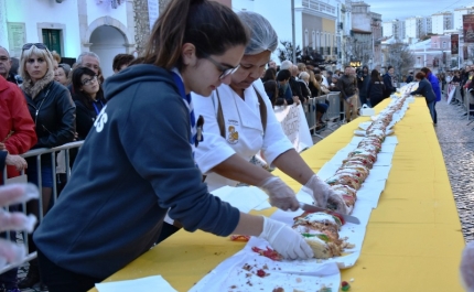 BOLO-REI GIGANTE COM 150 METROS: TRADIÇÃO GASTRONÓMICA VOLTA A CUMPRIR-SE EM LOULÉ 