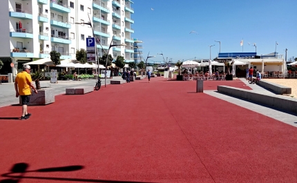 INTERVENÇÃO DE REABILITAÇÃO DO PAVIMENTO EM BETÃO POROSO E MURO NA RUA DA PRAIA, EM ARMAÇÃO DE PÊRA, JÁ ESTÁ CONCLUÍDA