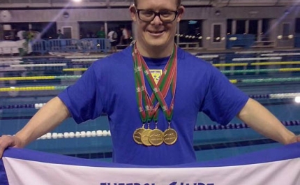 Filipe Santos atleta do F.C. Ferreiras bate recorde do Mundo de Síndrome Down nos 50 mariposa