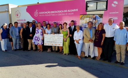 ENTREGA DE CHEQUE PARA UNIDADE MÓVEL DE RASTREIO DE CANCRO DA MAMA