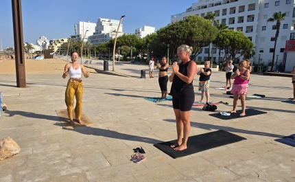 QUARTEIRA | Amanhecer tranquilo com Yoga por Caty Palibroda