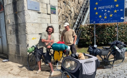 Voluntários fazem caminho de Santiago de Compostela com cão sénior adotado na ARA