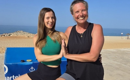 O silêncio de Quarteira ao nascer do sol: Caty Palibroda conduziu uma aula de Yoga à medida do coração 