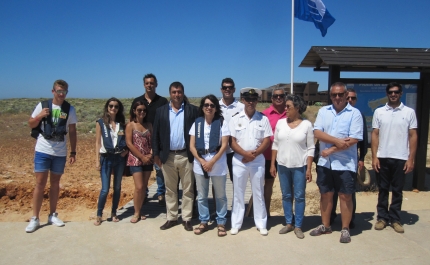 BANDEIRAS AZUIS HASTEADAS EM FARO