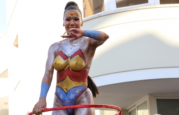 EM LOULÉ, O SOL BRILHOU PARA VER PASSAR O MAIS ANTIGO CARNAVAL DO PAÍS