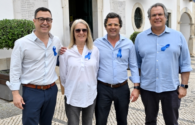 LAÇO AZUL HUMANO JUNTOU CRIANÇAS DE LOULÉ PARA ALERTAR PARA MAUS-TRATOS NA INFÂNCIA