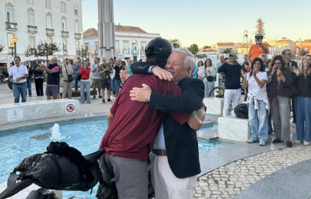 Miguel Figueira conclui volta ao mundo em bicicleta e é recebido com grande emoção em Tavira
