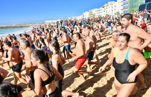 Primeiro Mergulho de 2026 em Quarteira volta a desafiar a coragem dos participantes