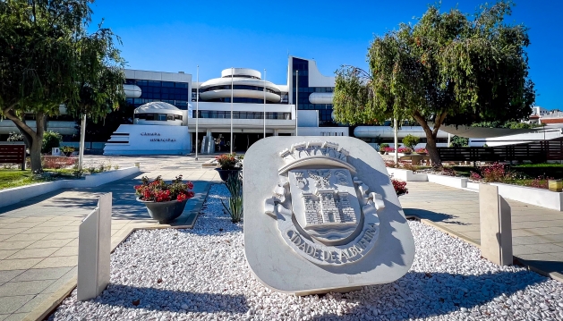 CÂMARA MUNICIPAL DE ALBUFEIRA SUSPENDE DIRIGENTES MUNICIPAIS