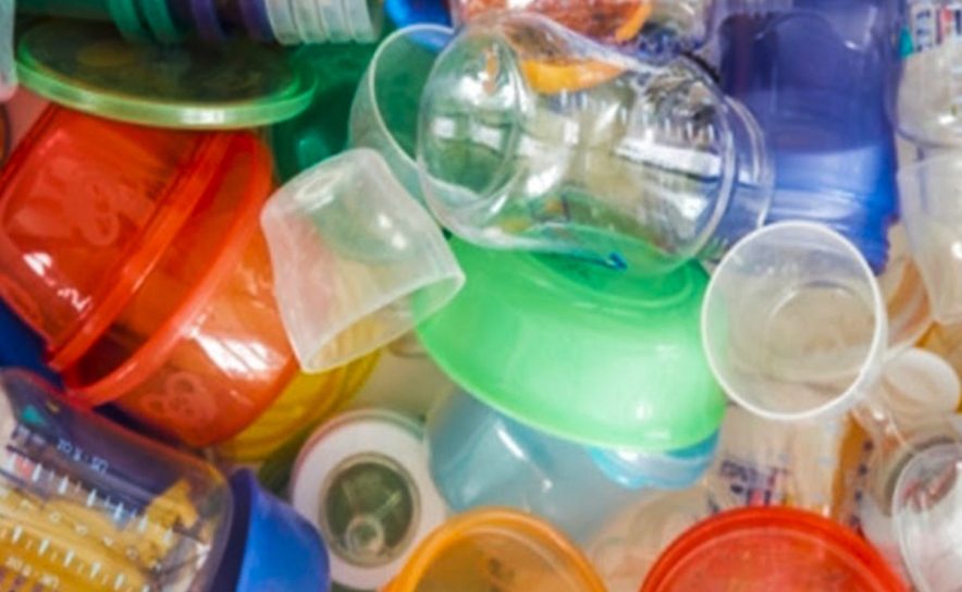 Comportamentos estão a mudar mas o plástico ainda não desapareceu das praias