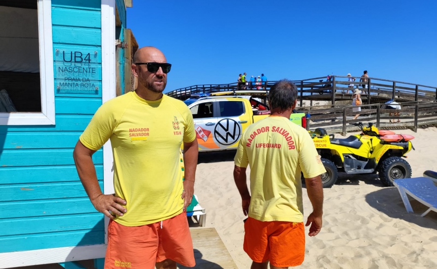 Auxiliada mulher em dificuldades na água na praia de Manta Rota