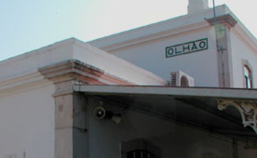 Cerca de 300 pessoas protestaram contra encerramento de passagem de nível em Olhão