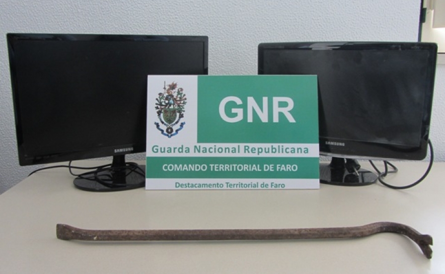 Homem detido em flagrante delito por furto a residência em Sta. Bárbara de Nexe   