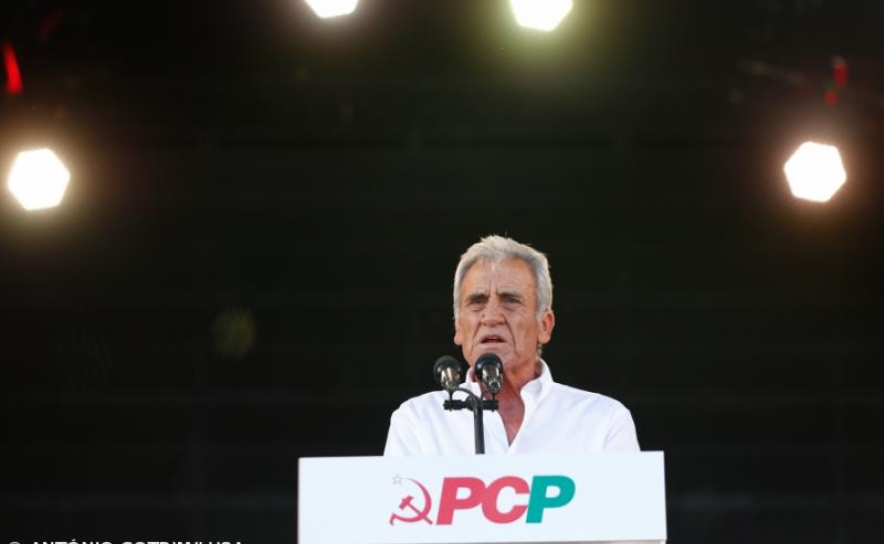Jerónimo quer aumento do salário mínimo para 850 euros e valorização do emprego Jerónimo quer aumento do salário mínimo para 850 euros e valorização do emprego