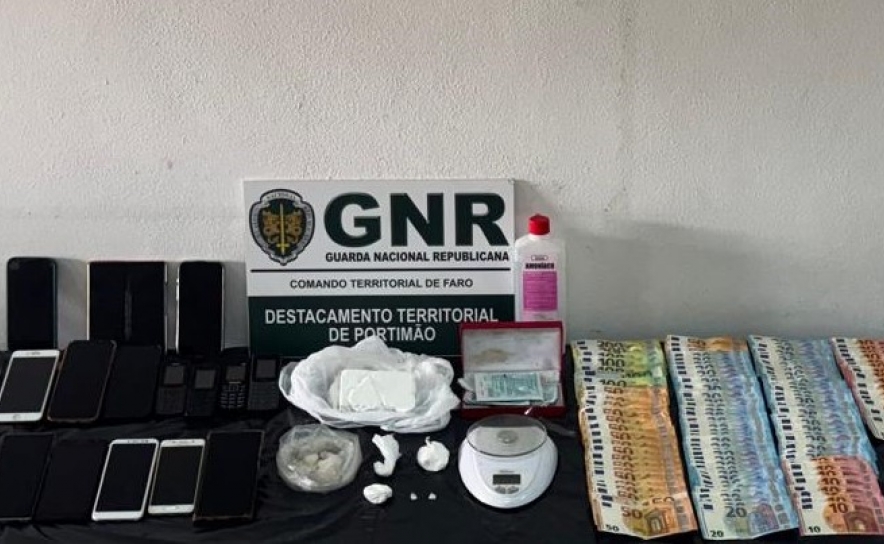 Portimão – Quatro detidos e cerca de 2 000 doses de produto estupefaciente apreendidas Portimão – Quatro detidos e cerca de 2 000 doses de produto estupefaciente apreendidas