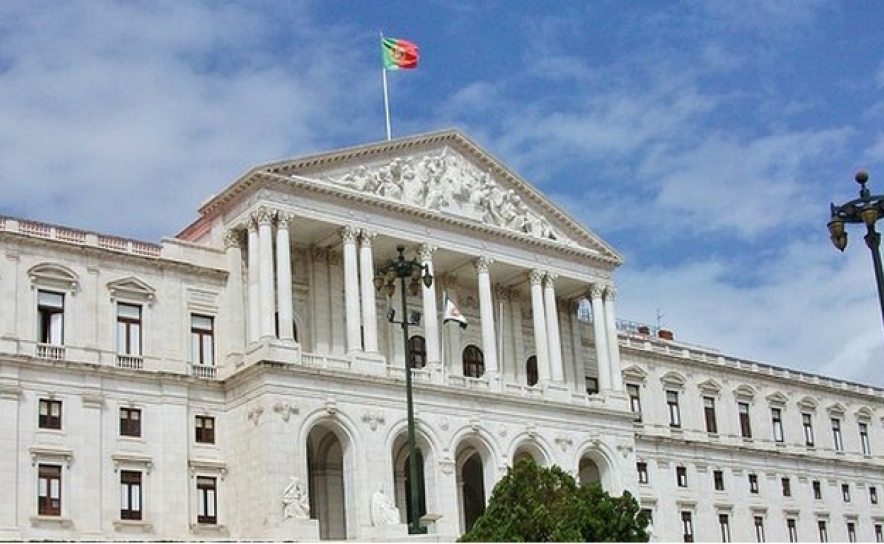 Covid-19: Parlamento autoriza renovação do estado de emergência até 15 de janeiro