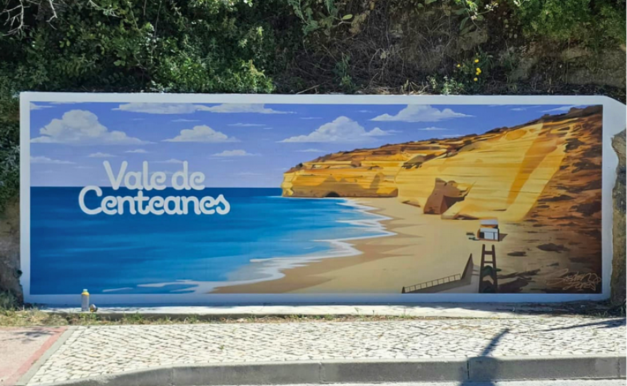 União das Freguesias de Lagoa e Carvoeiro embeleza Praia de Vale de Centeanes com novo mural de arte urbana