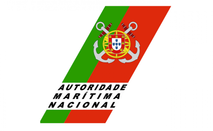 Homem parte as duas pernas ao saltar de falésia para o mar em Lagoa