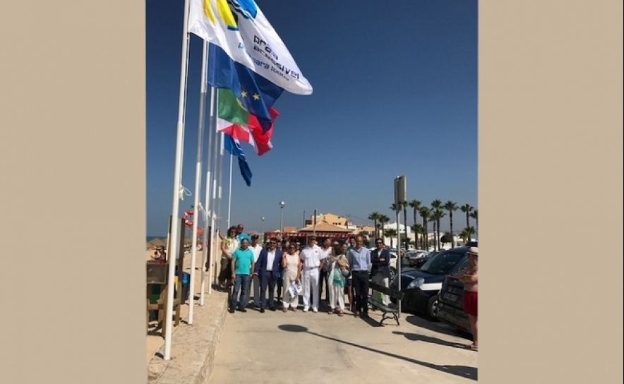 FARO HASTEIA AS SUAS BANDEIRAS AZUIS