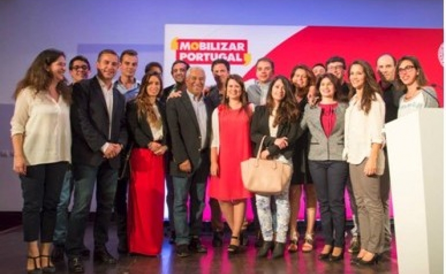 Militantes da JS Algarve com o Primeiro-Ministro António Costa e os deputados António Eusébio e Ana Passos