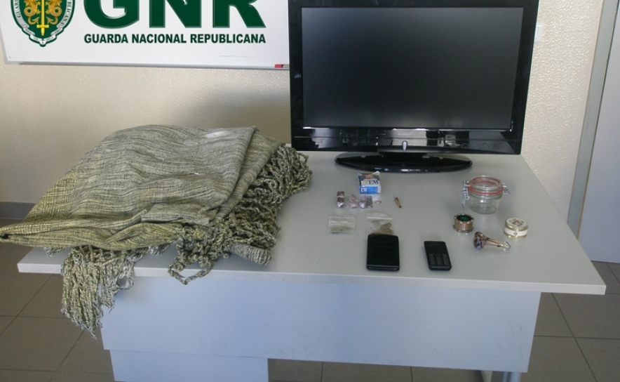 Três detidos por furto a residência em Lagoa