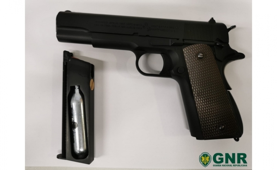 Quarteira – Detido por posse de arma proibida e ameaça agravada